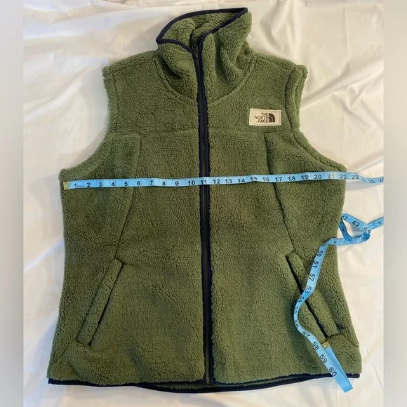 North Face Vest  shade is green I don’t know the name - Picture 2 of 6
